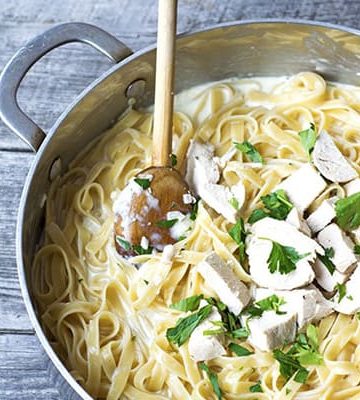 Easy Chicken Alfredo is an easy weeknight dinner recipe. | The Hungry Waitress