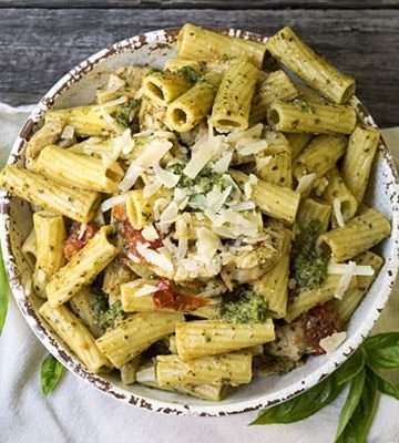 Easy Chicken Pesto is a great weeknight dinner. This pesto pasta is a 30 minute dinner, and it?s a crowd pleaser!